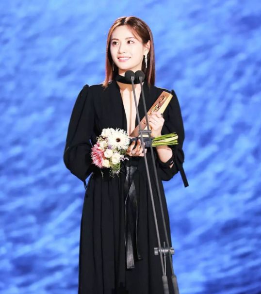 超越刘亦菲连续两年被评为亚洲最美的她，突然肿成这样了？