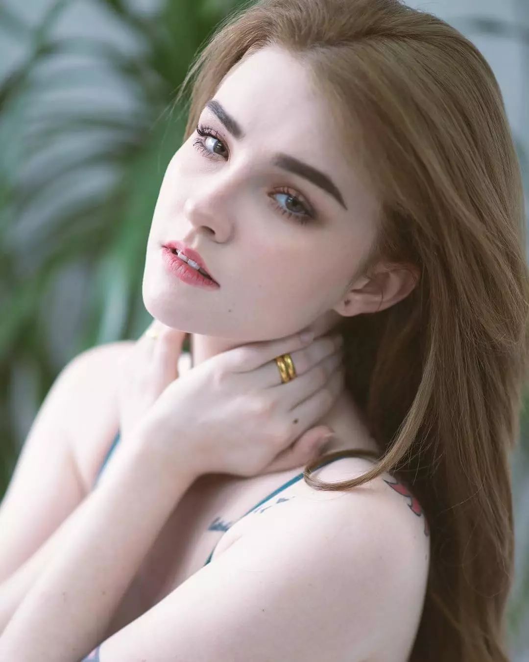 绝美混血颜少女竟因太美遭群攻！然而她从脸到胸到腿都是整出来的…