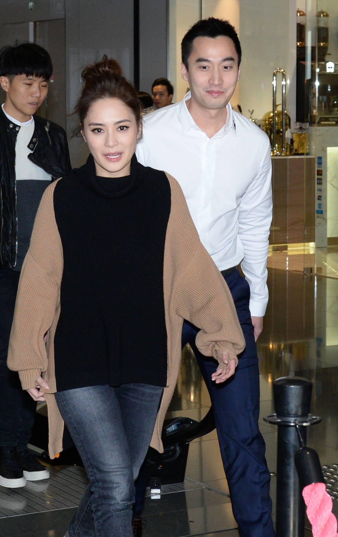 阿娇和赖弘国登记结婚甜笑 蔡卓妍容祖儿到贺、经纪人派发红包