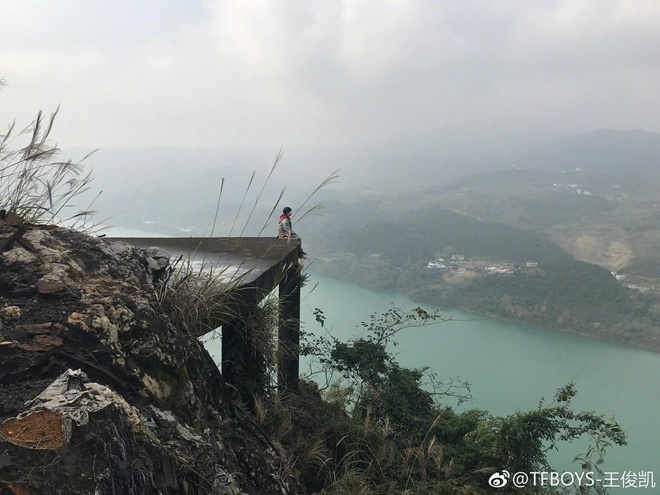 王俊凯"高危操作"再上线 晒家乡秀丽风景美如画