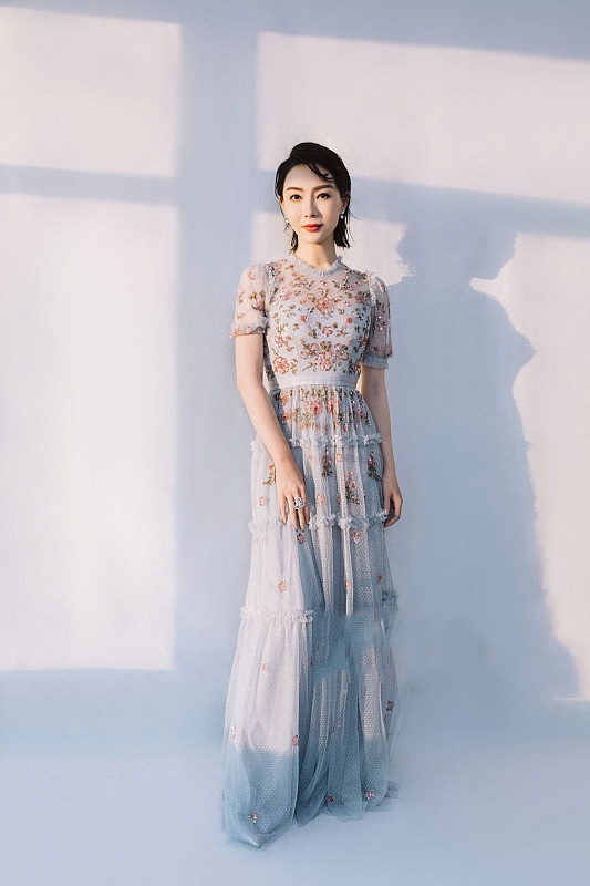 最大赢家!碎花长裙气质出彩,这才是优雅女子_