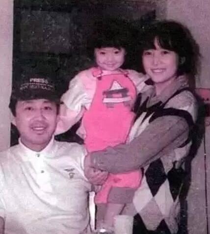 63岁陈道明升级当外公，没想到他女儿这么美