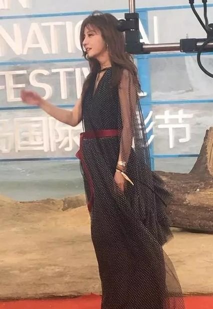 赵薇最新活动竟然瘦出蚂蚁腰，生图更惊艳！