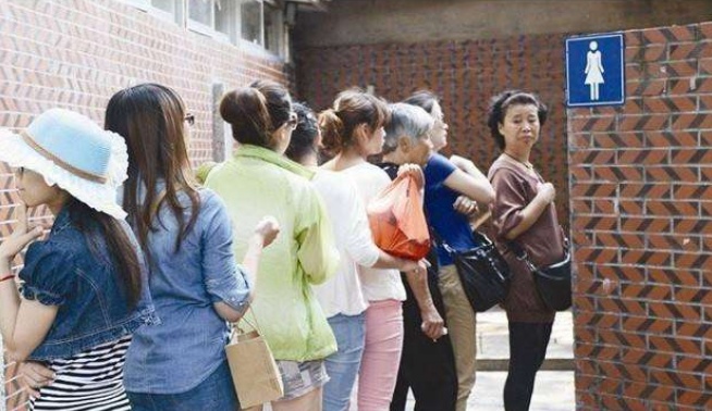 日本发明可以携带的厕所 方便快捷可折叠 解决女生排队的问题！
