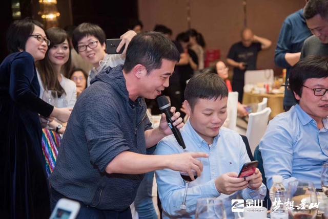 雷军张旋龙求伯君庆祝金山30周年：向员工送出30辆小鹏汽车