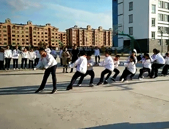 同学,你这不是在拔河,看着是在烧烤吧?皮一下很开心吧!