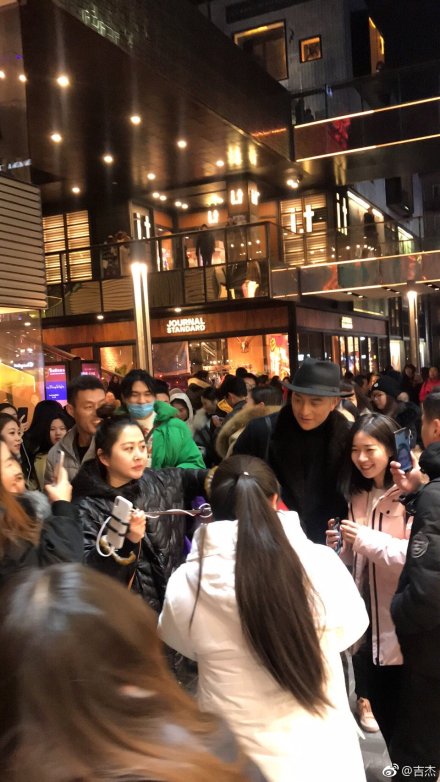 快男吉杰街头免费送专辑,路人动作惊呆全场