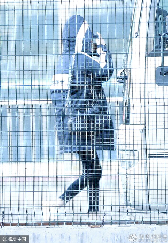 杨幂官宣离婚后首次现身机场 包裹严实不见真容只露美腿