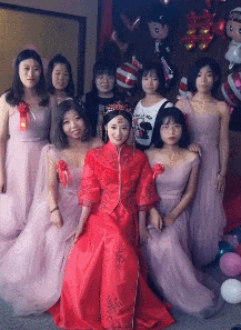 新娘真会挑啊,完全衬托了新娘的美!