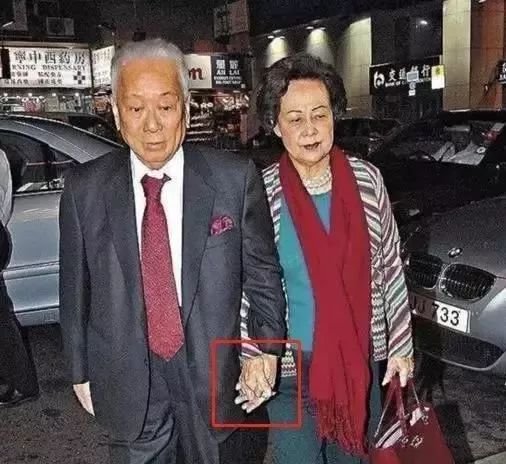 李嘉欣公公去世，420亿遗产不给儿子一分，豪门梦破碎了？