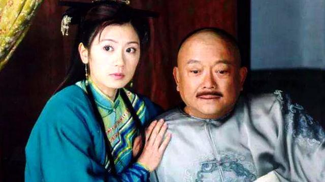 这部剧堪称《铁齿铜牙纪晓岚》外传:铁三角身份互换,和珅会武功