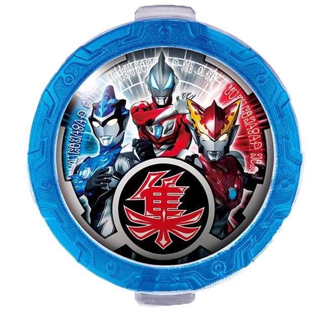 罗布奥特曼:多个奥特曼融合的5颗水晶,其中1颗水晶变成了人