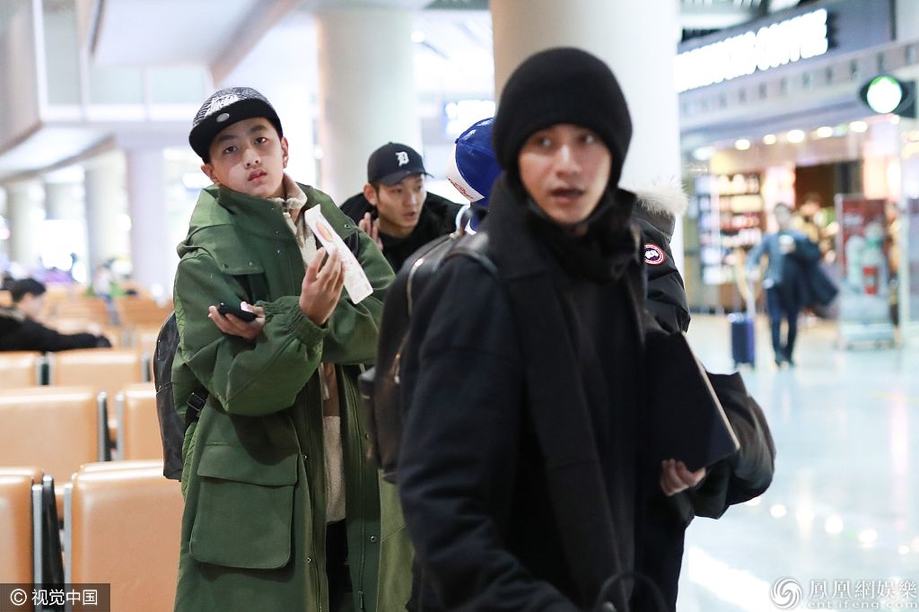 陈坤全黑套装携帅气侄子机场秀 拿笔记本+佛串变“佛系大佬”