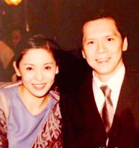向华强因何专宠又胖又凶的向太30多年,年轻时照片秒杀关之琳