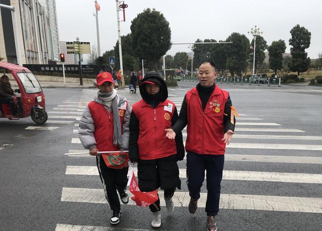 安顺经开区“橙丝带”创文志愿者，点亮城市文明留影不留痕