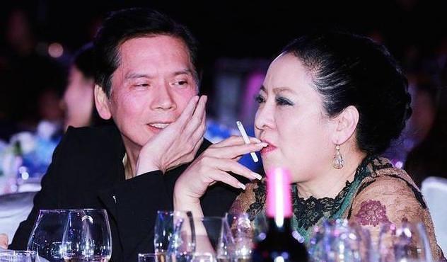 向华强因何专宠又胖又凶的向太30多年,年轻时照片秒杀关之琳
