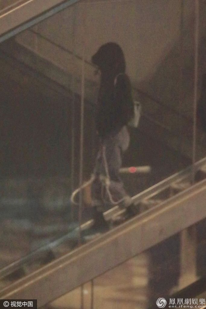 杨幂离婚后全副武装现身机场 潮流穿搭隐现纤细脚踝带货依旧