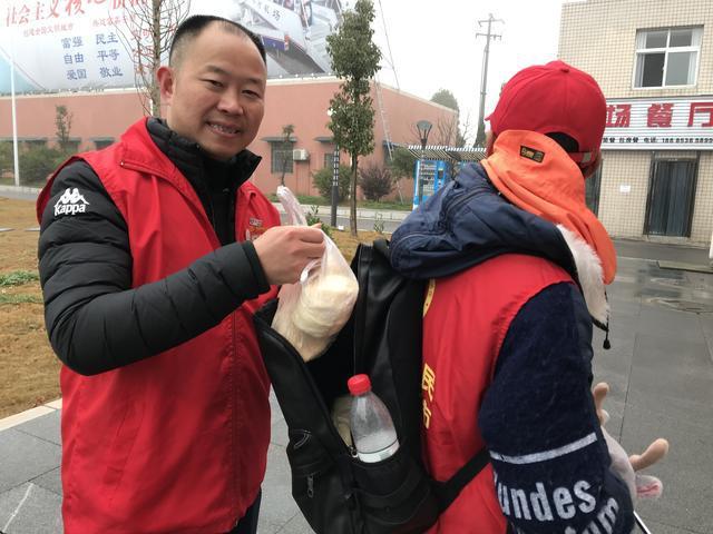 安顺经开区“橙丝带”创文志愿者，点亮城市文明留影不留痕