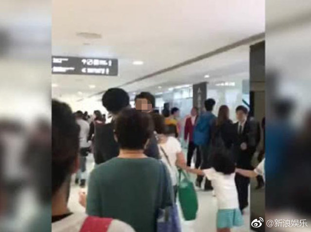 刘恺威离婚后，首次抱娃现身被骂上热搜，网友：居心不良！