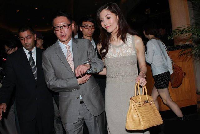 香港船王之子离世，420亿遗产存信托，李嘉欣夫妇每月可取200万