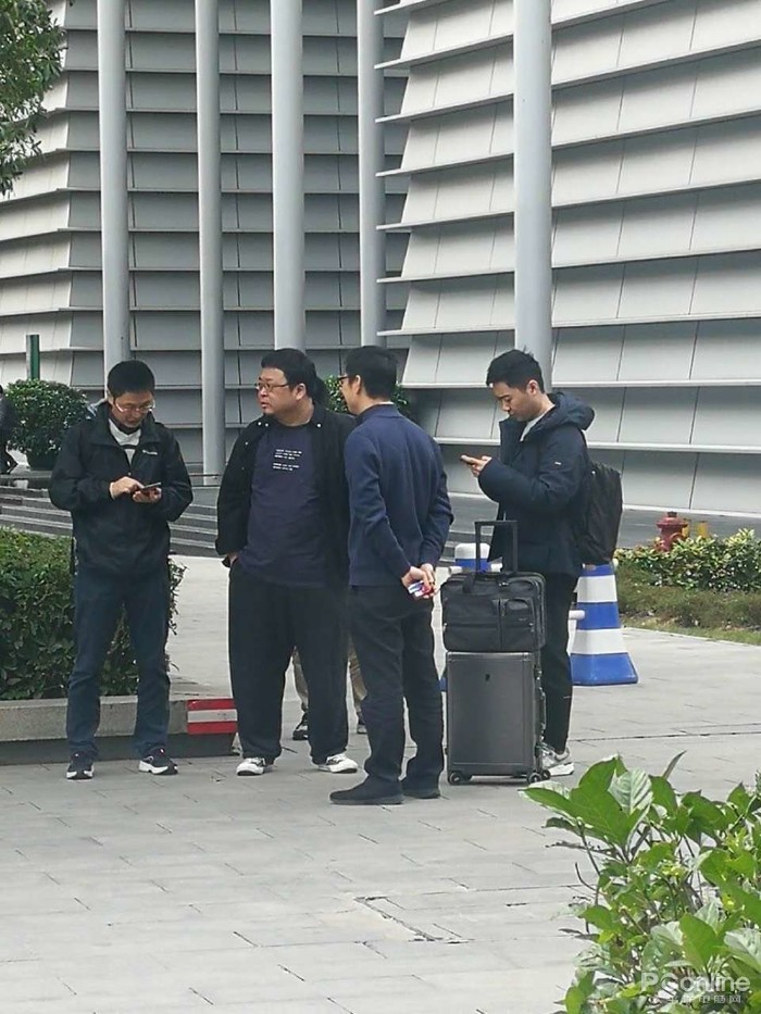 新闻汇：荣耀V20到，罗永浩现身中国移动南方基地