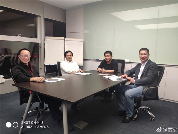 官宣！金立原总裁卢伟冰加入小米：雷军发微博欢迎