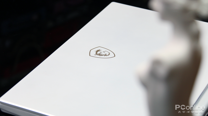 纯白色的设计笔记本 始于颜值的微星P65