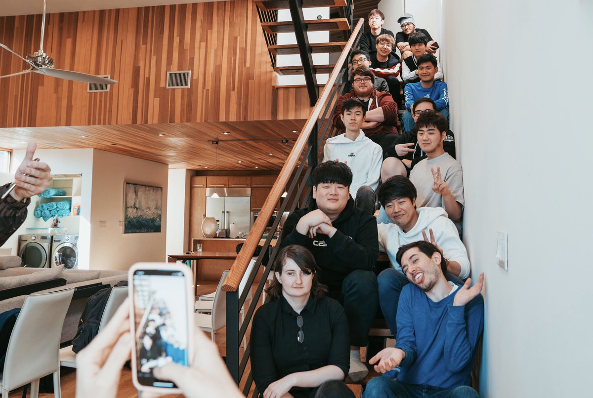 北美100T战队晒全家福:召唤师峡谷见