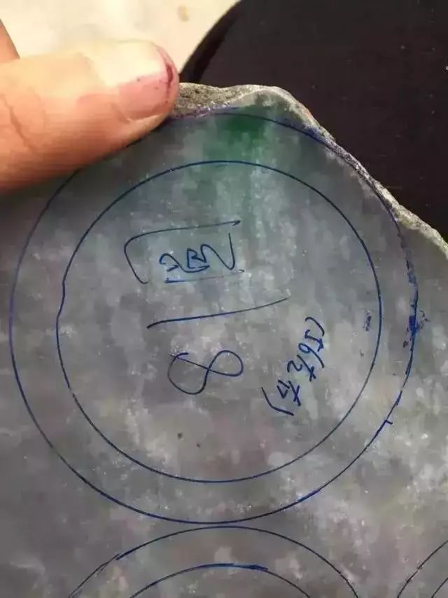 机缘巧合的情况下,8000千入手翡翠原石,完美切出6条手镯,当场送老婆!