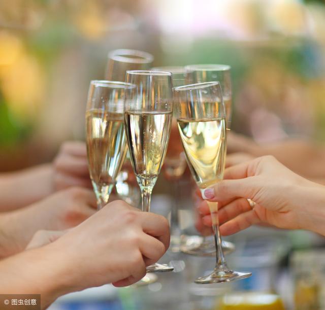 5.敬酒量差的人: 只要感情深,不喝也是真,酒可以少喝,饭要吃饱.