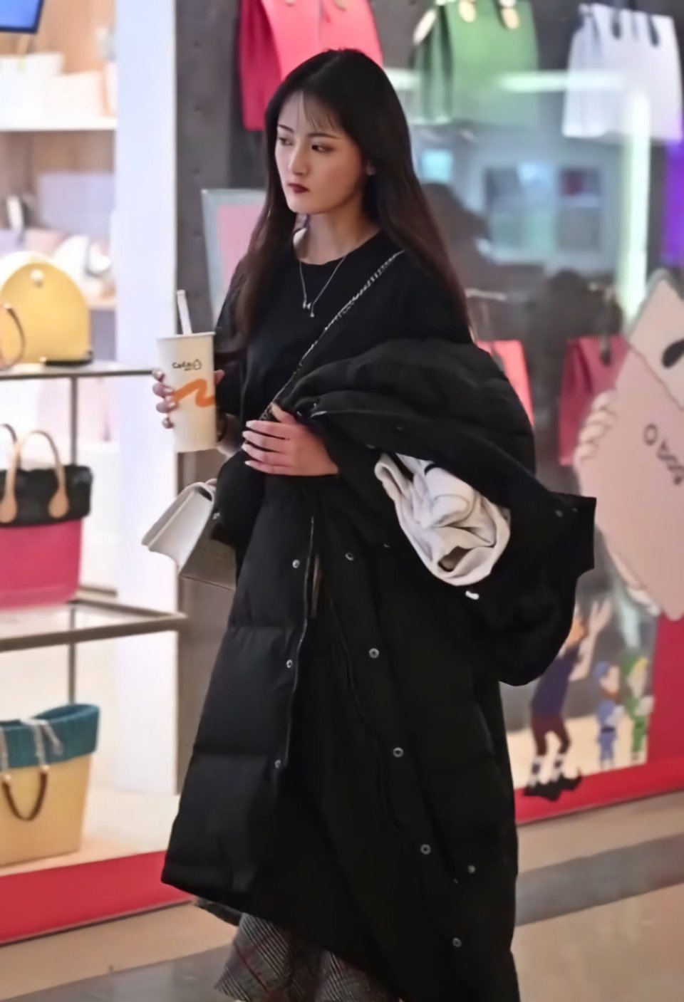 欧美脱去羽绒服,a欧美看到了女星裙,露出她的美女春卷艺术为献身图片