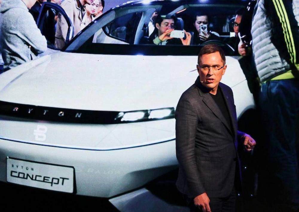 还记得车内塞巨屏的拜腾吗?他们量产车快来了