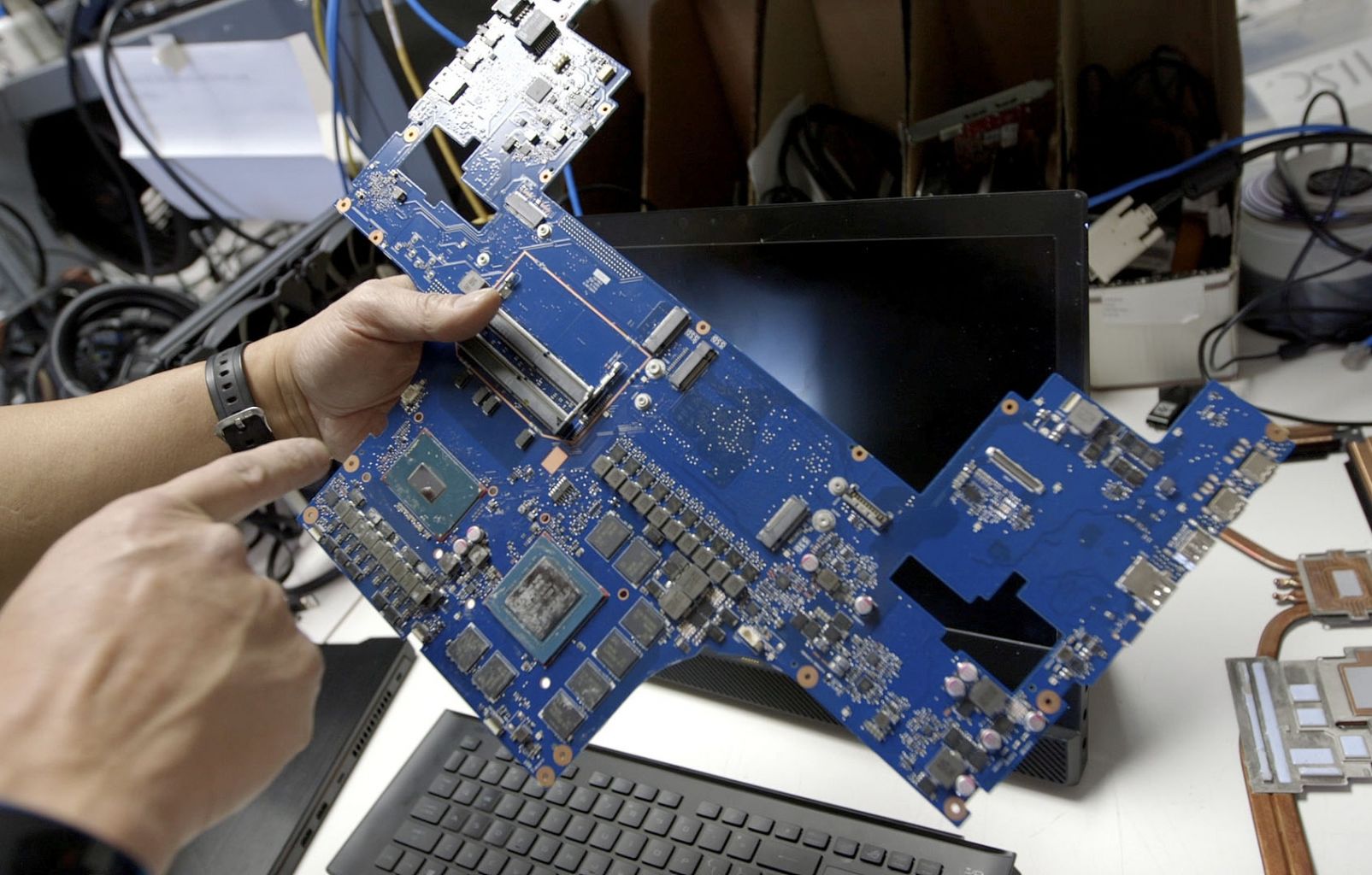 可玩3A游戏的航母级Surface 华硕推ROG Mothership笔电