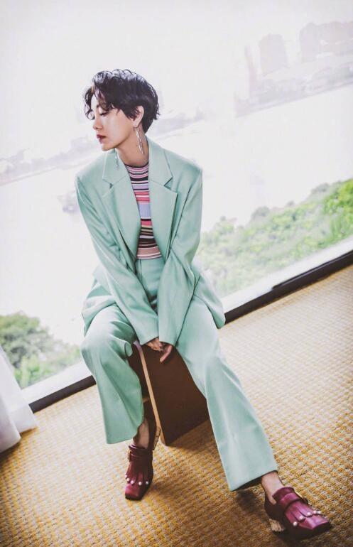 很火的狗啃式刘海短发,郭采洁和章子怡到底谁