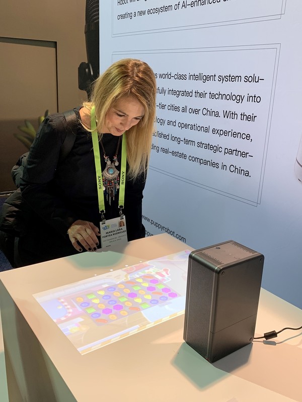 小狗机器人CES首秀 三大产品线出海亮相