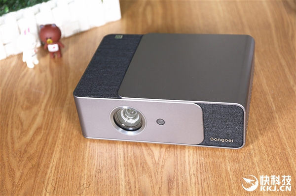 可投300英寸巨幕 当贝投影F1开箱图赏