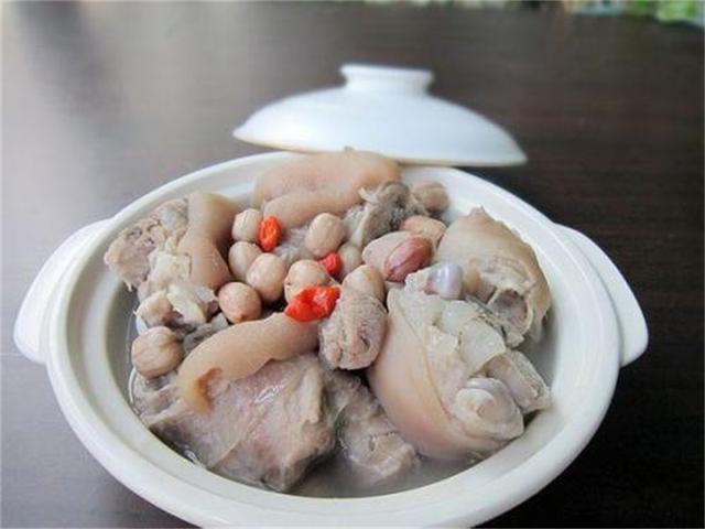炖猪蹄时,想要猪蹄烂糊入味,一定要多加这一步