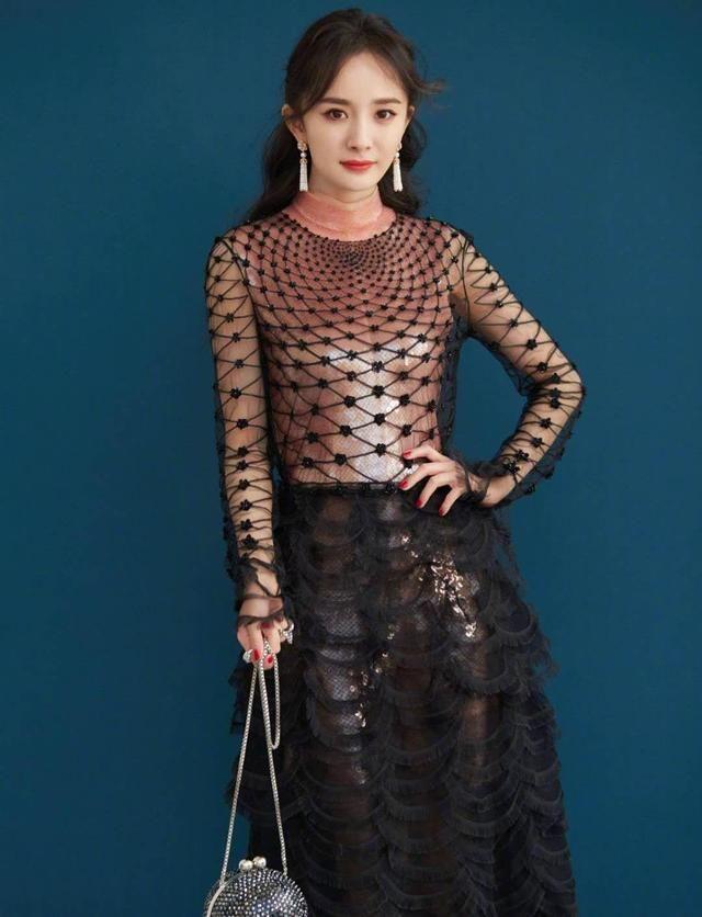 杨幂机场下半身玩失踪,网友:女神品味又上来了