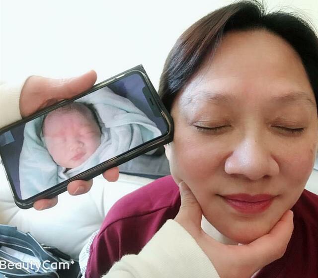 基因太强大！李亚男晒女儿大眼超萌正面照，像极了王祖蓝的妈妈！