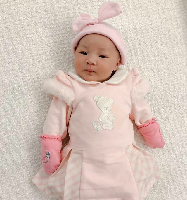 基因太强大！李亚男晒女儿大眼超萌正面照，像极了王祖蓝的妈妈！