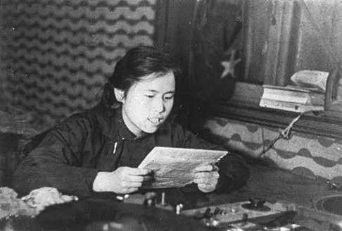 (1949年,杨洁在青岛担任播音员)