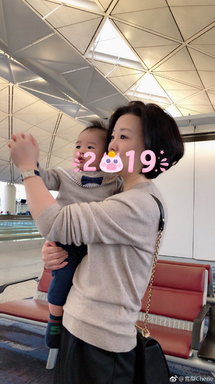 王思聰前女友雪梨帶一歲兒子香港打針，外婆的氣質驚艷所有人！ 娛樂 第16張