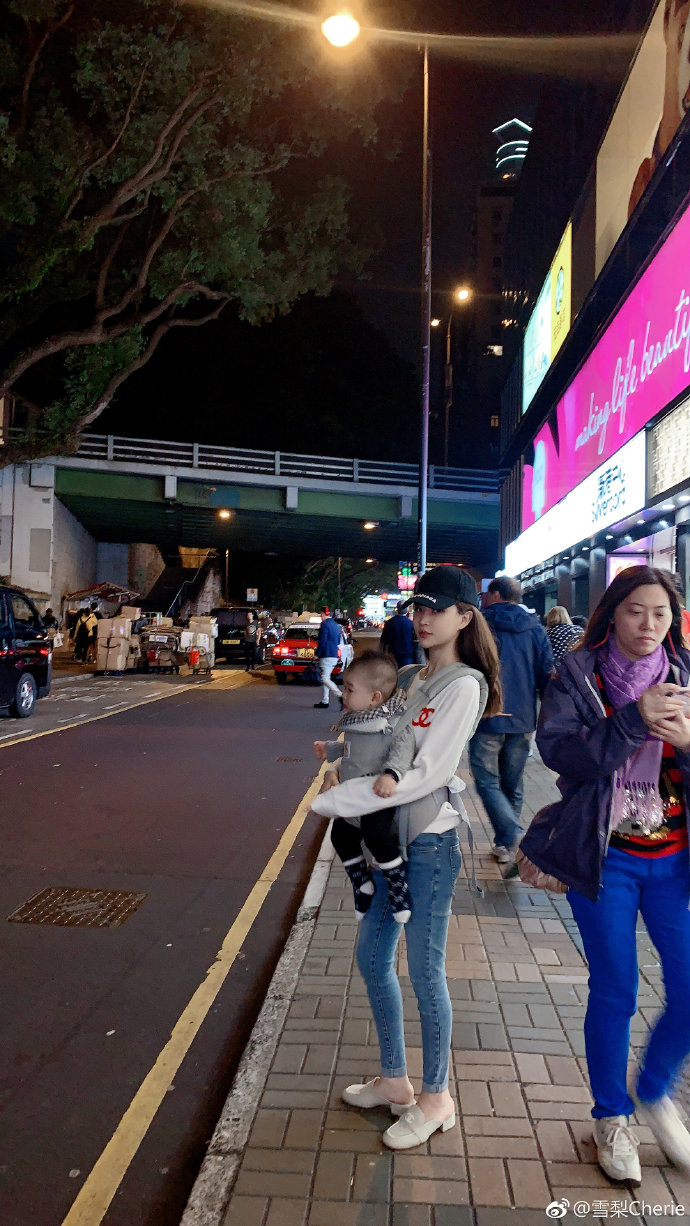王思聰前女友雪梨帶一歲兒子香港打針，外婆的氣質驚艷所有人！ 娛樂 第6張