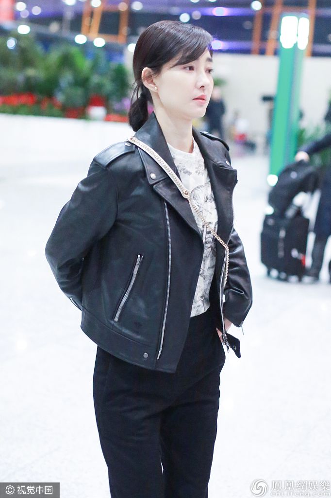 王丽坤与林更新约会被拍破分手传闻 披大衣耍帅高颜值气场全开