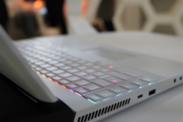 戴尔Alienware Area-51m：i9-9900K＋RTX2080还要啥台机？
