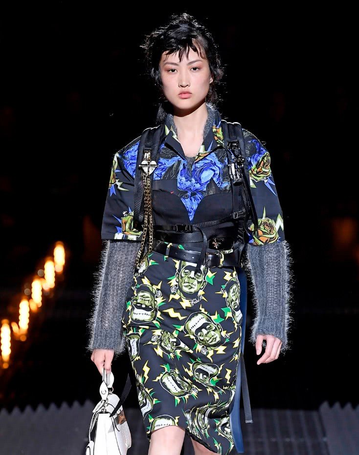 时尚界最新流行趋势:内衣外穿,毛衣却内穿,全身