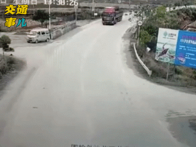 一组动图提醒你：羊肠小道危机四伏 进村小心三轮熊娃