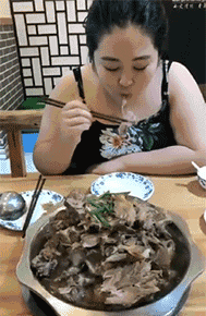 搞笑GIF:各位老司机们能看懂墙上的那幅字写得什么意思吗