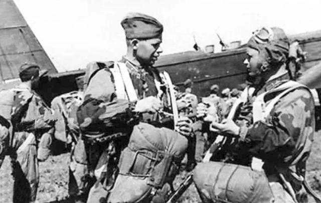 中国女兵高空跳伞画面爆燃!为什么女兵也要训练这一高难课目?