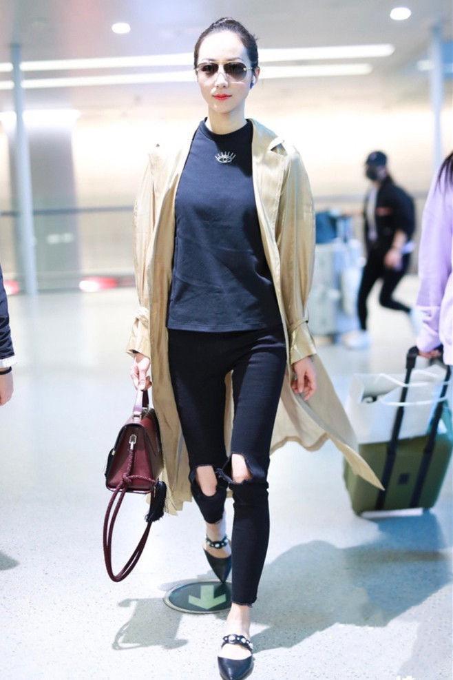 韩雪机场街拍黑色大衣配红色半裙,却被网友吐